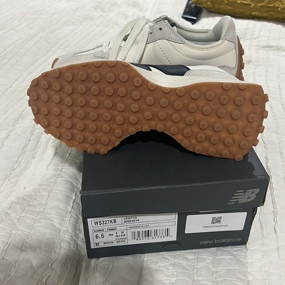 New balance 327 sneakers NEW - Picture 3 of 3